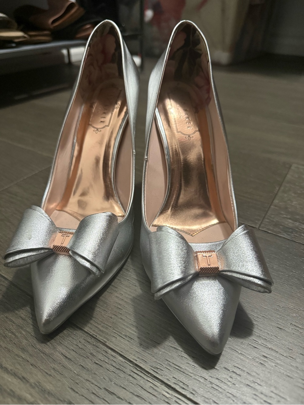 Ted Baker London Silver Pointed-Toe Pumps with Bow Accent size 7 US